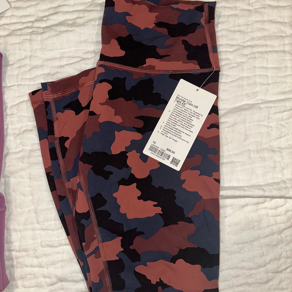 Wunder Train HR Legging 25” - size 10 - Camo Smokey Red